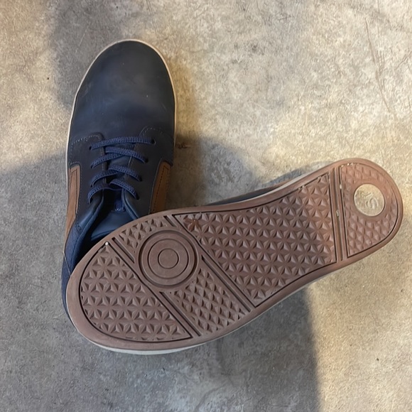 Stride Rite Mick sneaker. Size 5 boys. - Picture 2 of 2